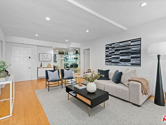 4th image of 530 S Barrington Ave APT 301