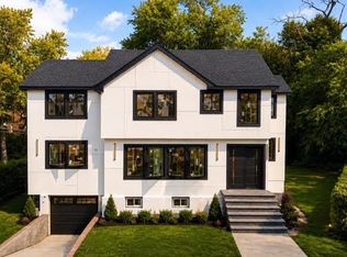 1 Garland Ln, Valley Stream, NY 11581