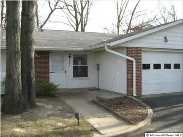 608A Lake Point Dr, Lakewood, NJ 08701