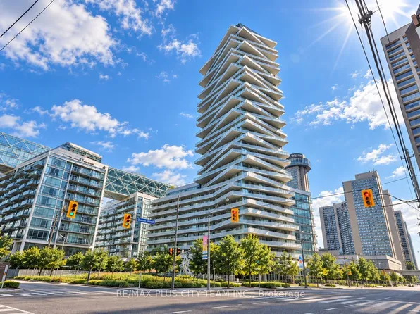 15 Queens Quay E, Toronto, ON