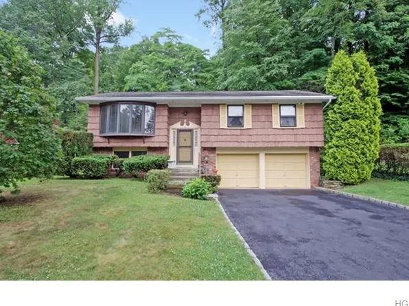 13 Colony Glen Dr, Pleasantville, NY 10570
