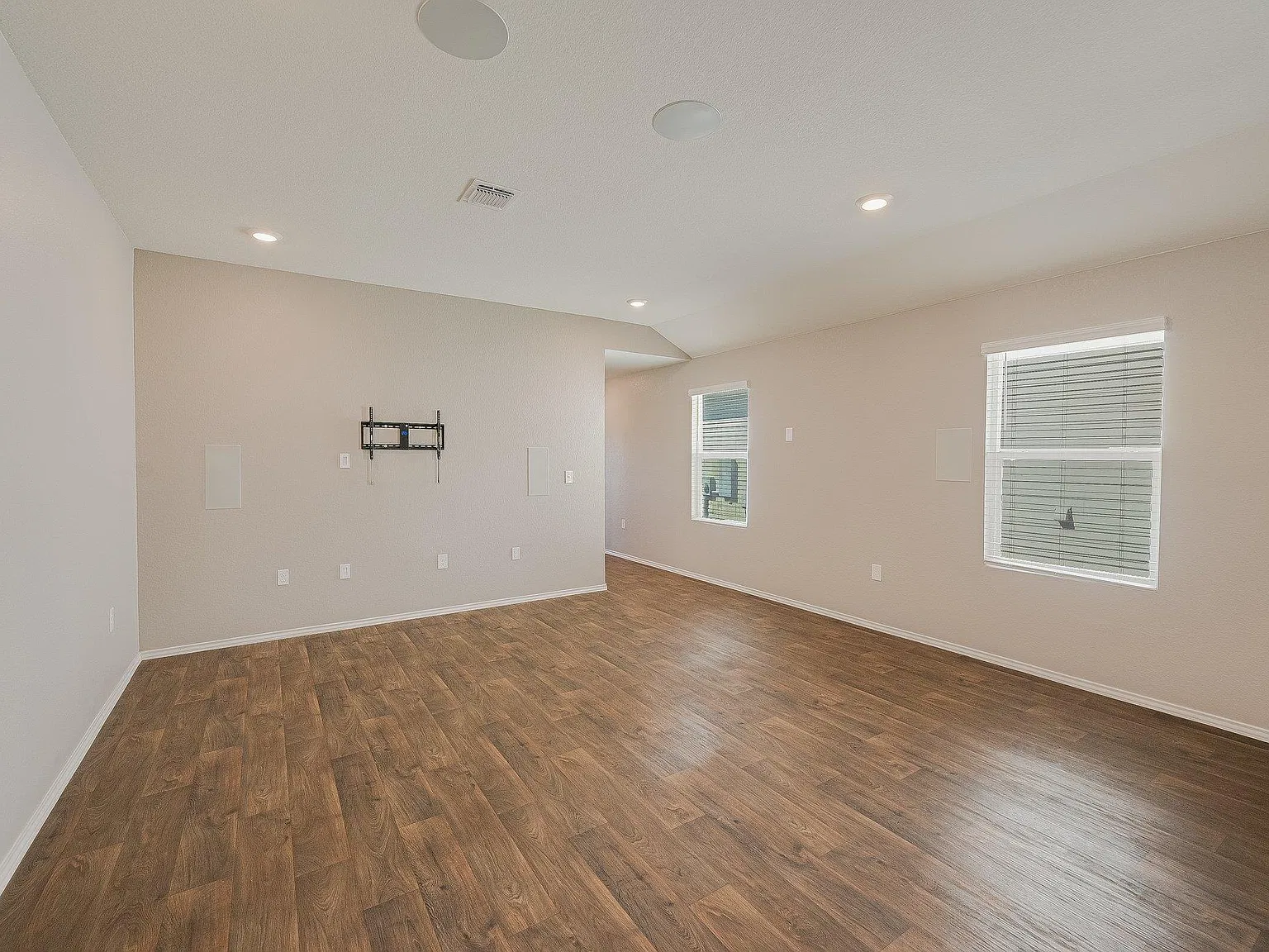 3 bed, 2.0 bath, 1527 sqft, $2,000 — Photo 3