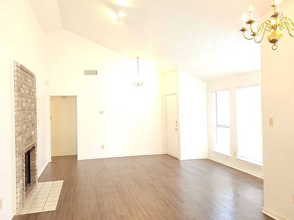 3rd image of 214 Lone Pine Ct