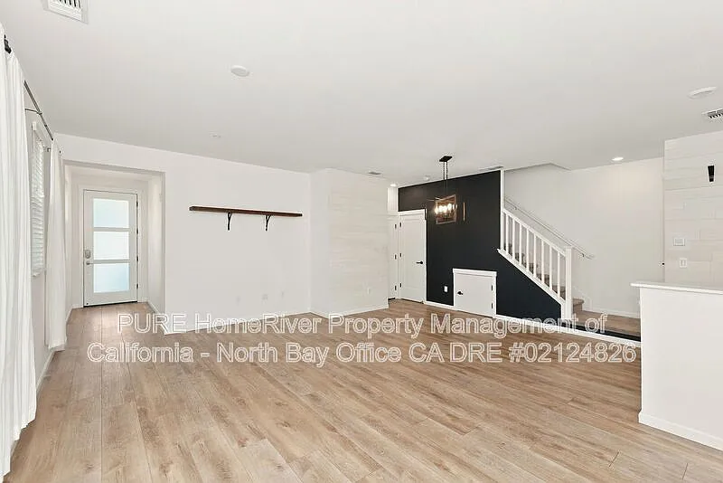 4 bed, 2.5 bath, 1608 sqft, $3,900 — Photo 2