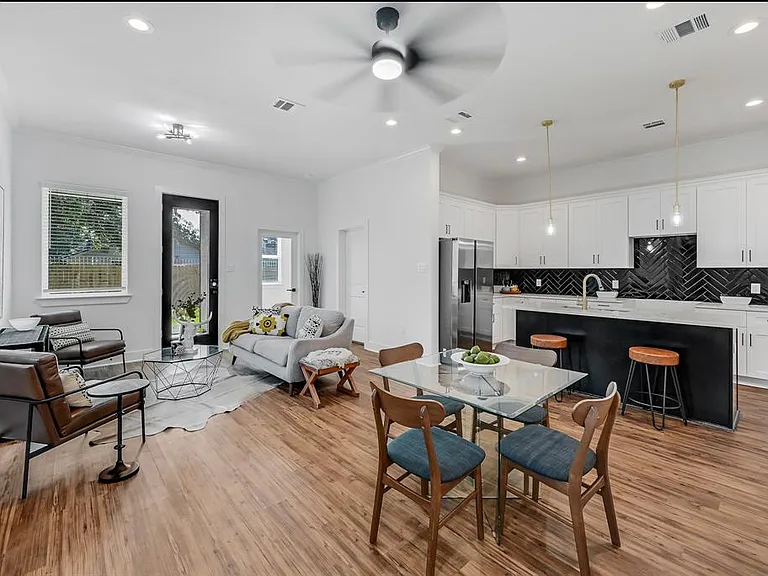 6532 Couch St — Photo 5