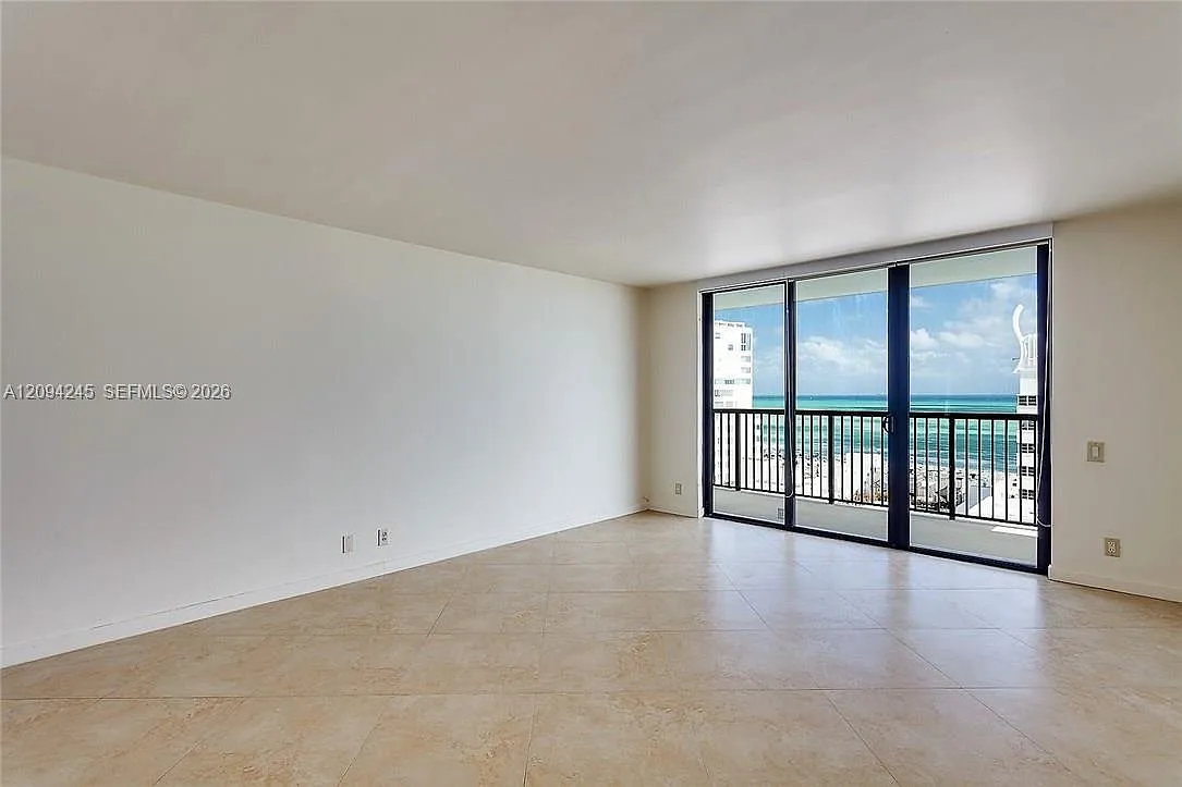 Tower 1800 Condo — Photo 4