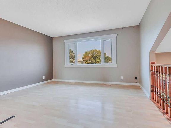4th image of 8 N Whiteside Cres