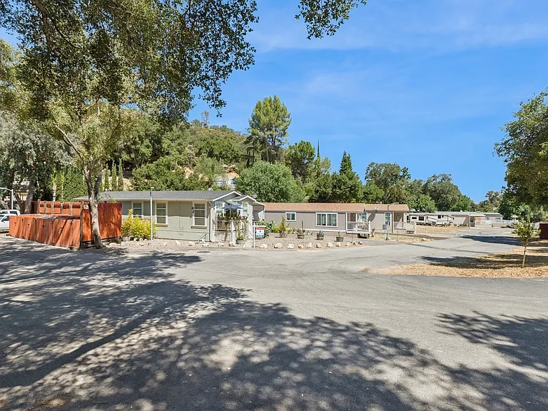 Resthaven Mobile Home Park — Photo 1