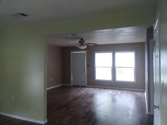 3rd image of 138 W Darby St