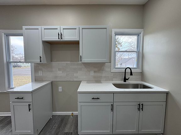 5th image of 4688 Delaware St