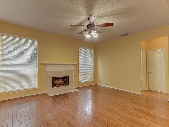 3rd image of 3209 Saint Claire Dr
