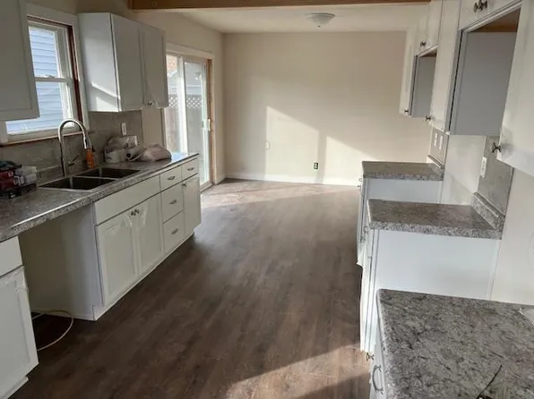 2620 W 8th St, Waterloo, IA 50702