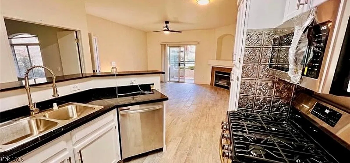 2 bed, 2.0 bath, 1006 sqft, $1,895 — Photo 2