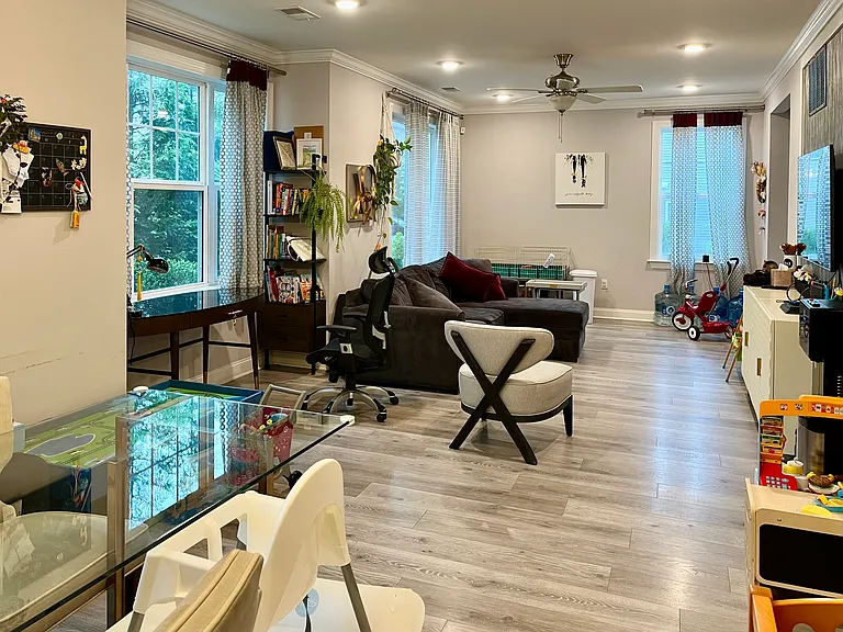 408 Dickson Ct — Photo 6