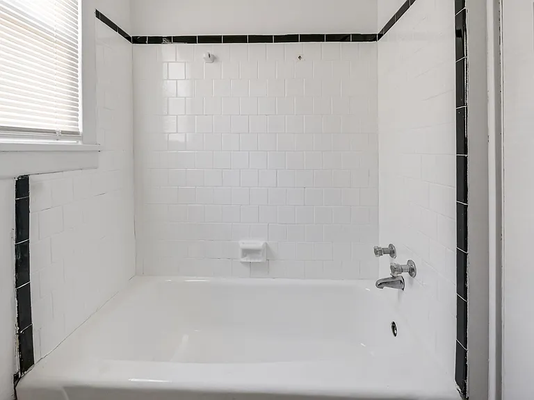 N 16th Ave — Photo 4