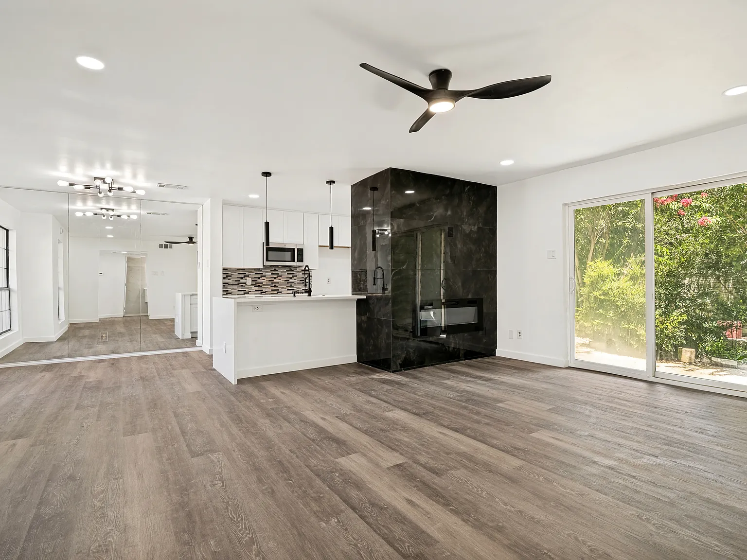2 bed, 1017 sqft, $1,700 — Photo 4
