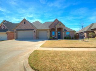 813 Samantha Ln, Moore, OK 73160
