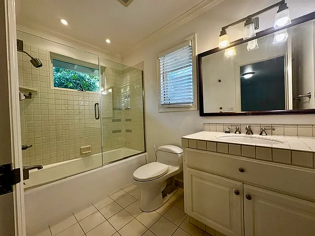 Downstairs ensuite bathroom