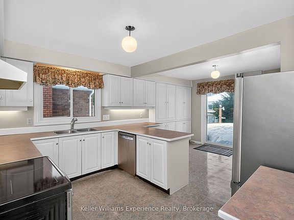 5th image of 943 Playfair Rd