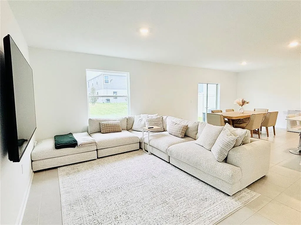 4 bed, 2.5 bath, 1874 sqft, $2,150 — Photo 2