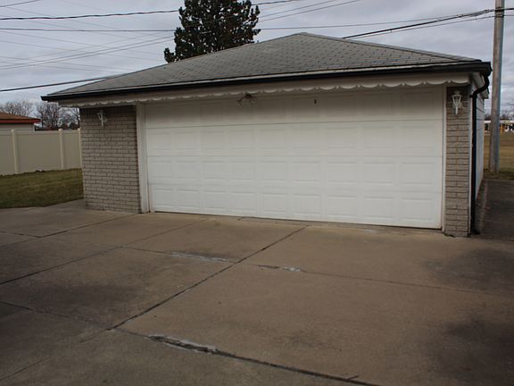 2.5 Car Garage with Storage 