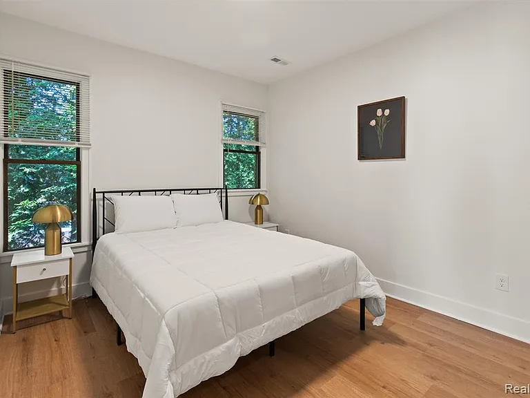 374 E Grand Blvd #2A — Photo 9