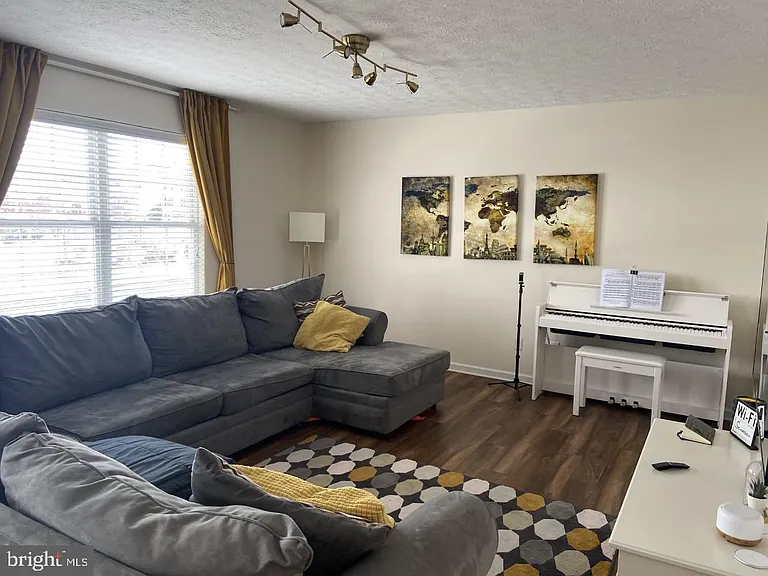 107 Lighthouse Ln — Photo 2