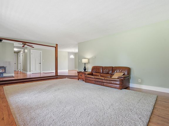 5th image of 8 Meridian Dr
