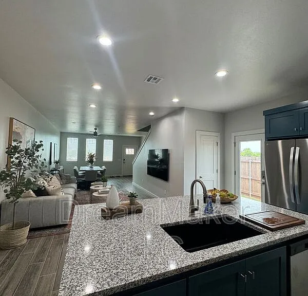 2807 Clifton Ter — Photo 8