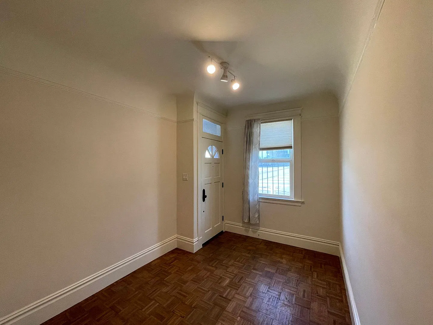 Charming 2-Bedroom Ground-Floor Duplex with Private Garage & Backyard San Francisco — Photo 3