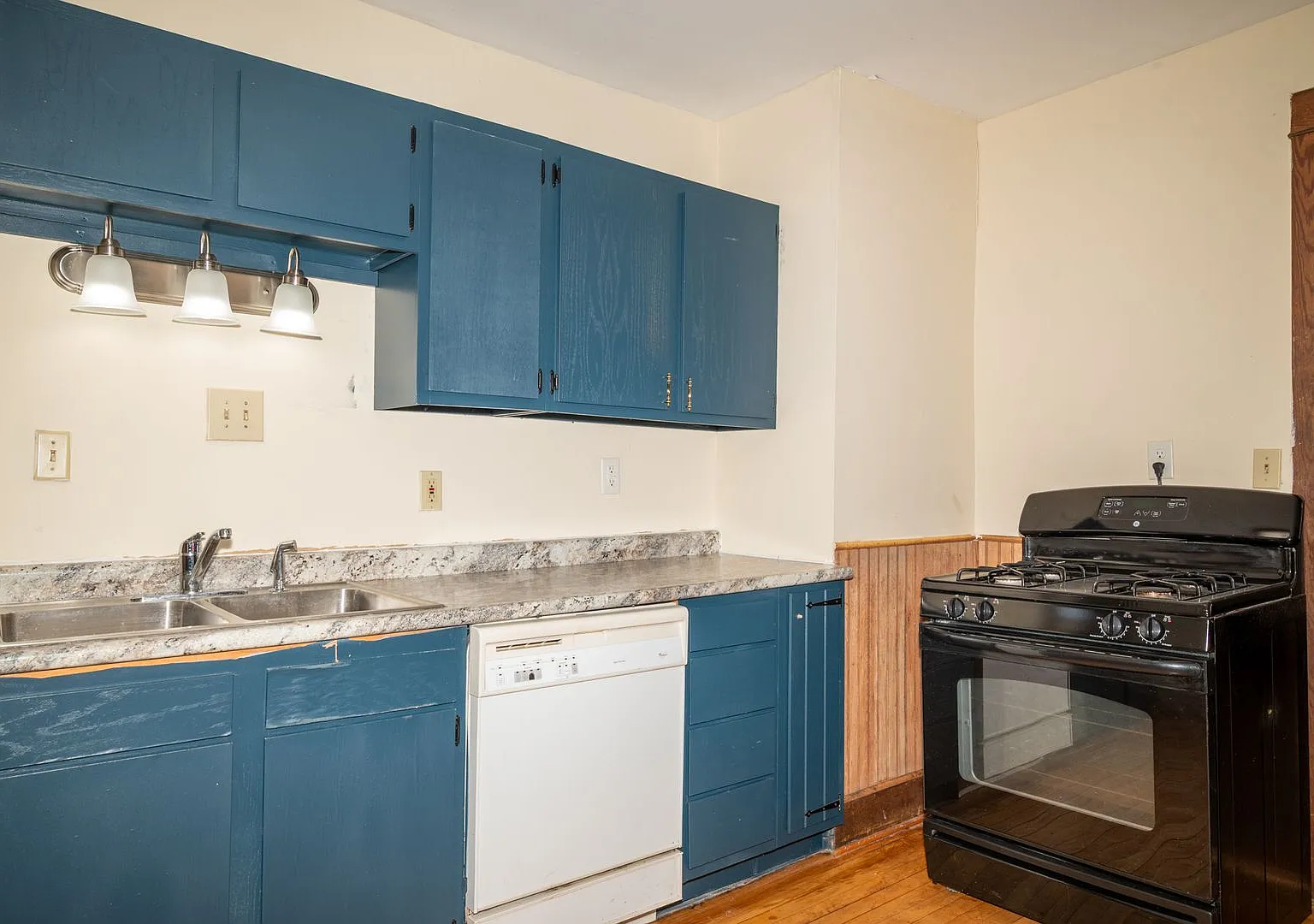 Spacious 5 Bed / 2 Bath Duplex Downtown Madison - First Month Rent Free! — Photo 4