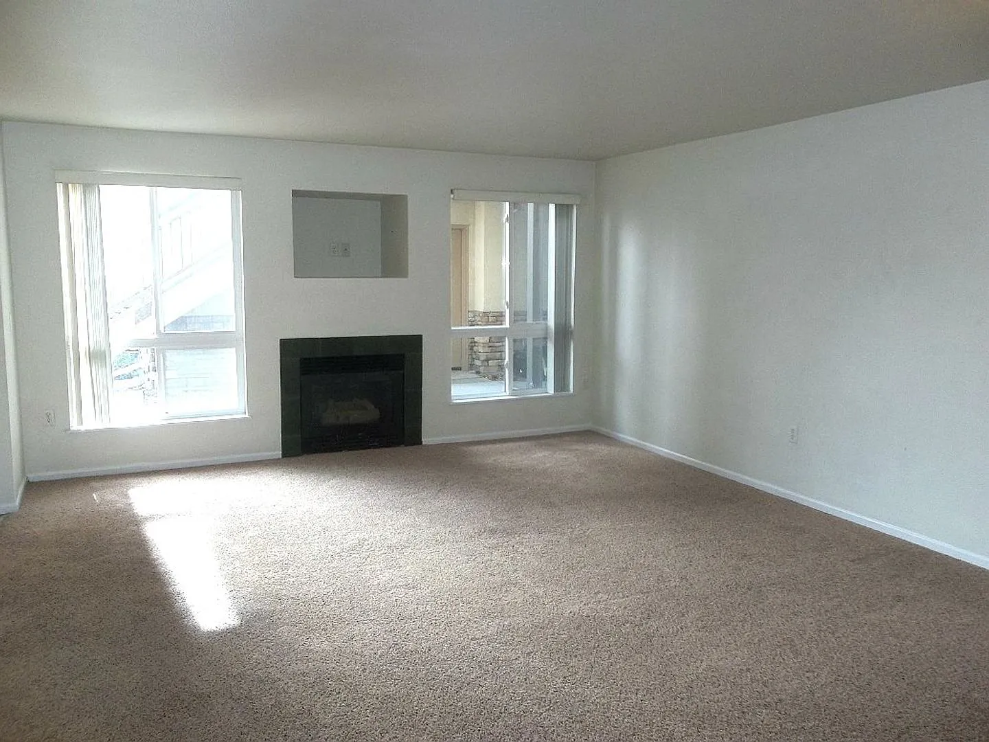 Spacious 2-Bedroom Condo with Garage & Pool Access — Photo 2