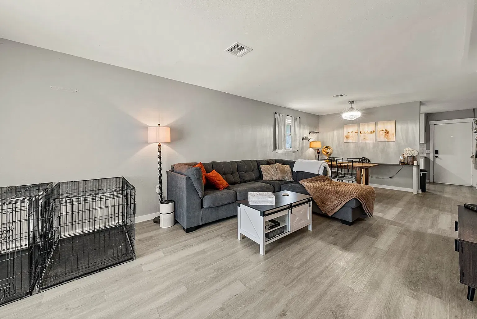 208-212 Queen Dr — Photo 4