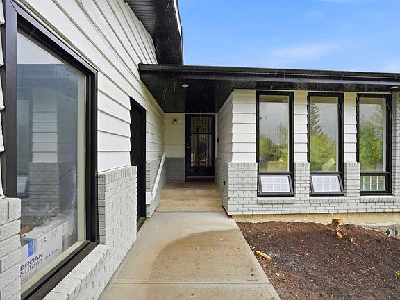 4th image of 300 SW Edgehill Dr NW