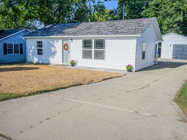3019 Robert St, Bloomington, IL 61704