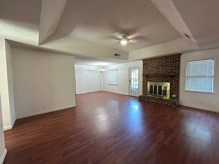 1310 Crowndale Dr — Photo 3