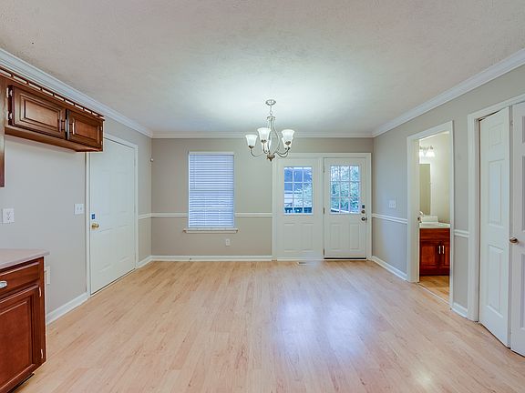 3rd image of 409 Mountain View Ct