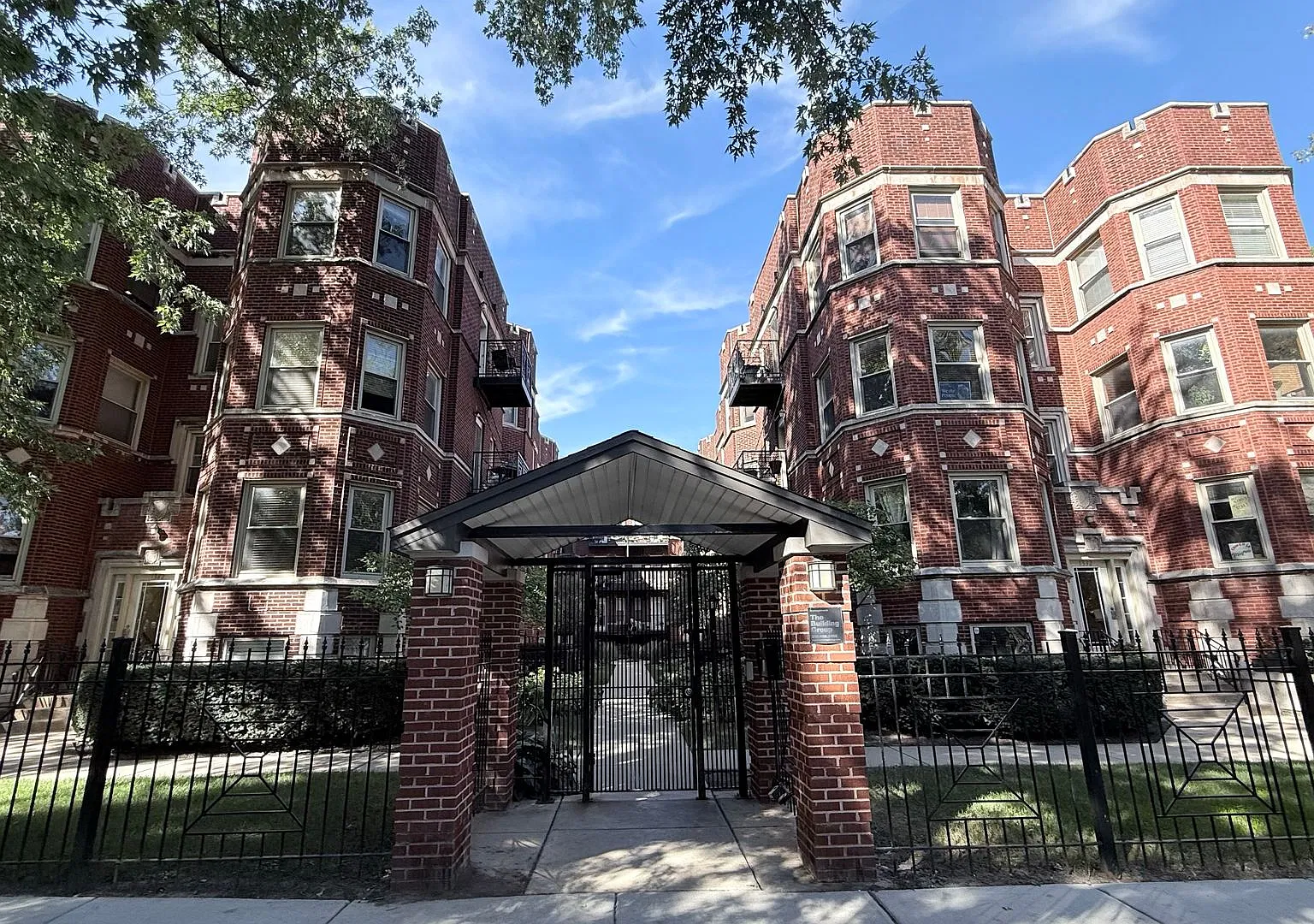 Half Month Rent Free! Beautiful 2 Bed / 2 Bath Condo | In-Unit Laundry | Rogers Park | Move In By... — Photo 1