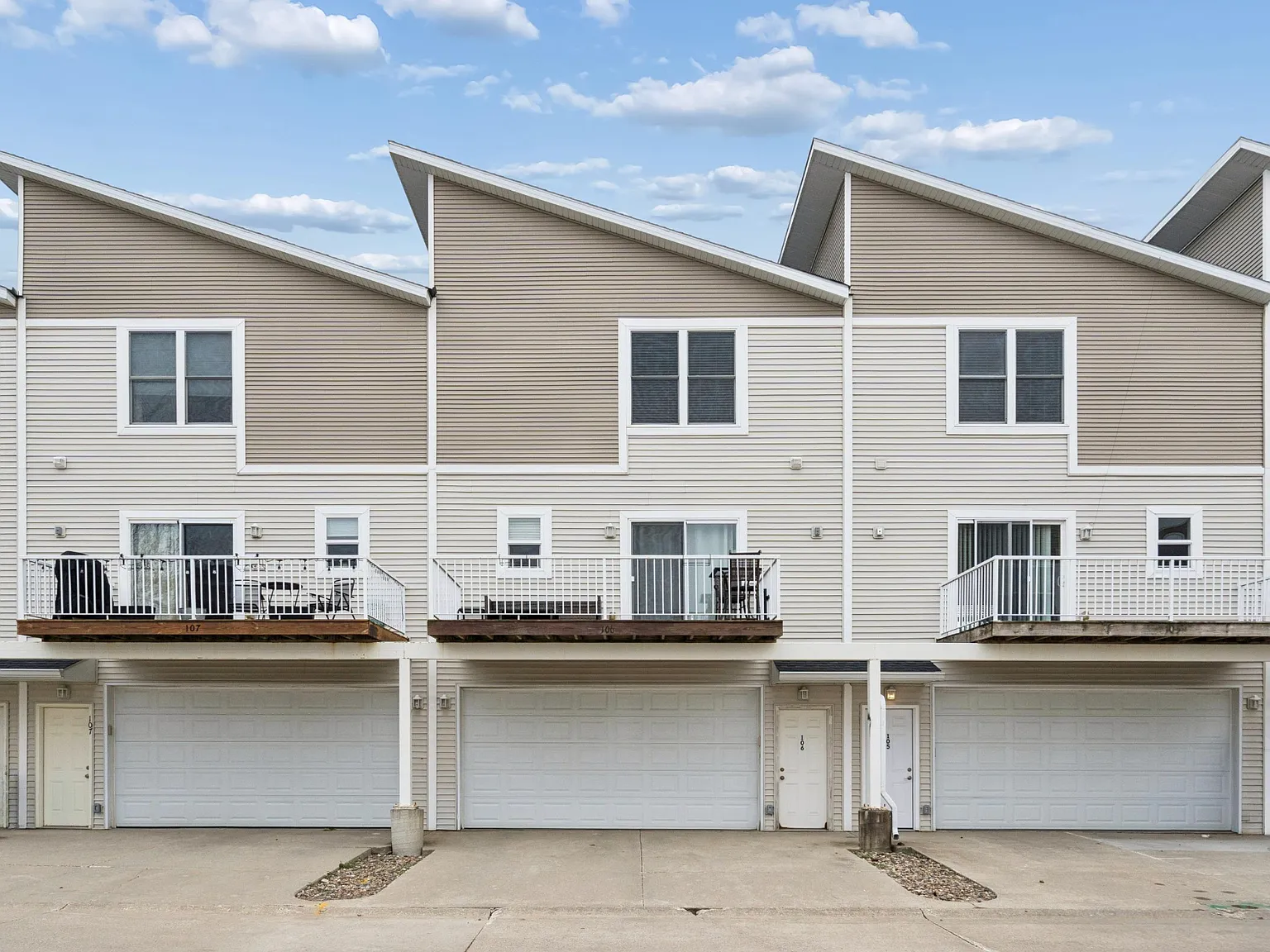 3 bed, 2.5 bath, 1425 sqft, $1,800 — Photo 3