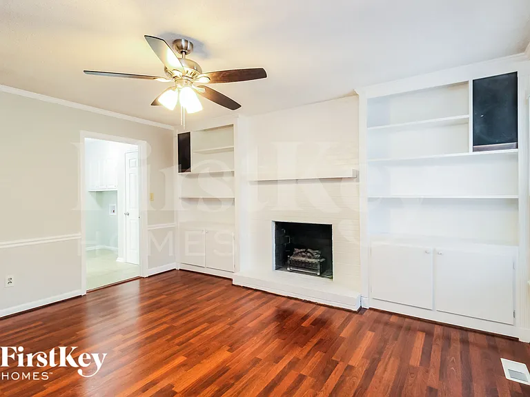 3005 Manchester Dr — Photo 2