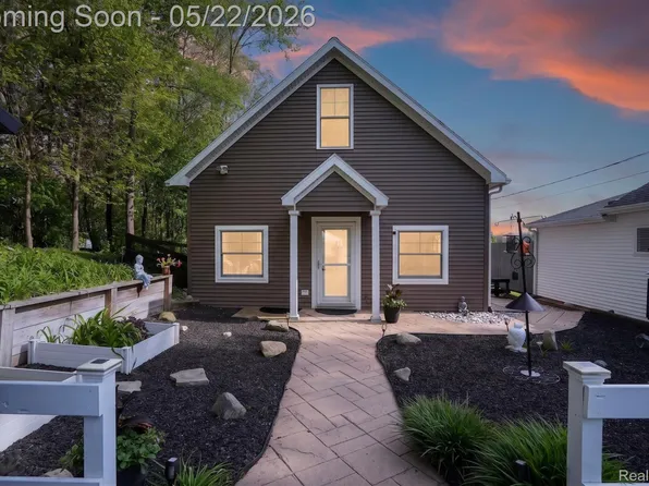 6548 Buckshore Dr, Whitmore Lake, MI 48189