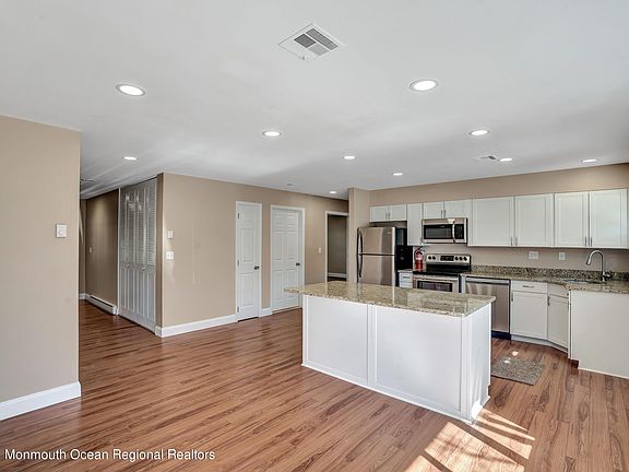 3rd image of 409A Portsmouth Dr #1001