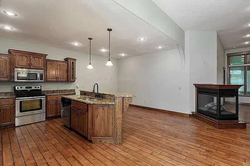 2 bed, 2045 sqft, $2,700 — Photo 4