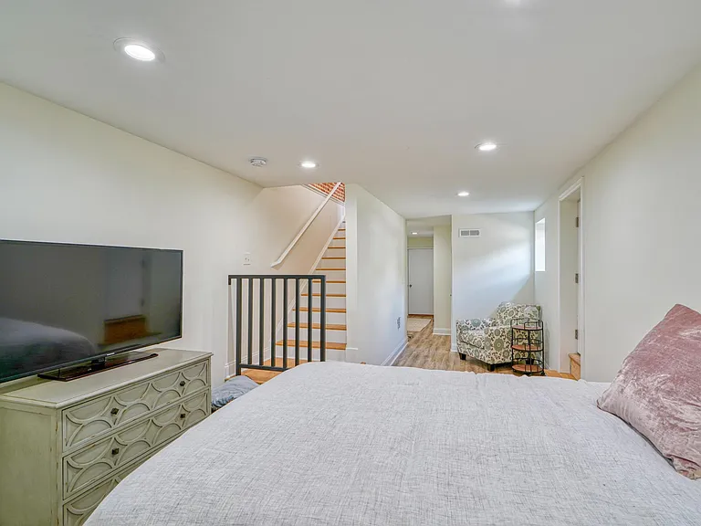 300 S Clinton St — Photo 23