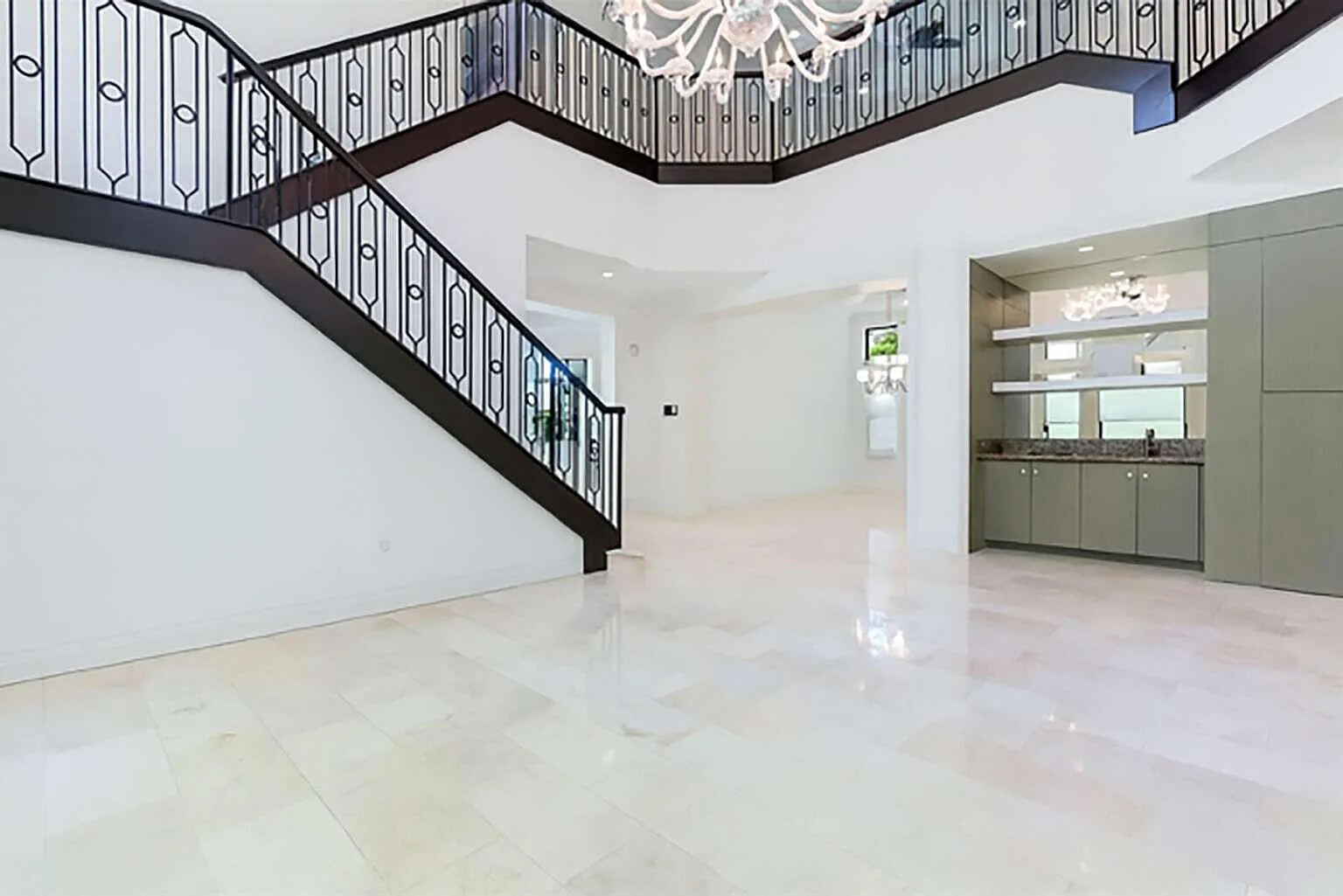 5 bed, 7.5 bath, 5188 sqft, $9,400 — Photo 4