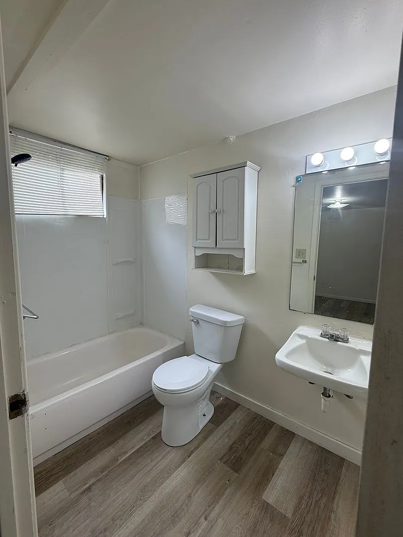 Freshly updated 1-bedroom, 1-bath apartment in Grandview Plaza! — Photo 4