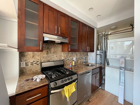 4th image of 2515 Crescent St APT 7B