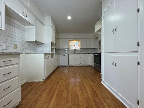 4th image of 409 W Crockett St