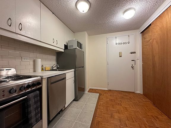 4th image of 150 W 51st St APT 1824