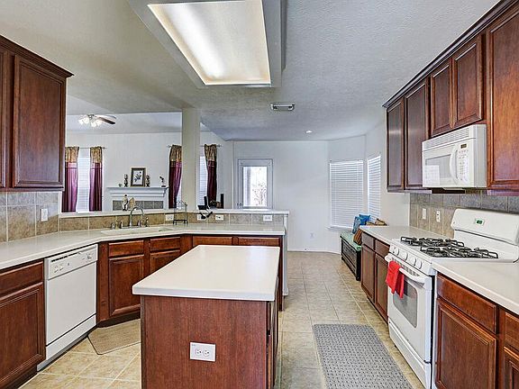 4th image of 5715 White Clover Dr